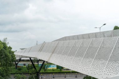 Mavi gökyüzüne karşı yaya köprüsü