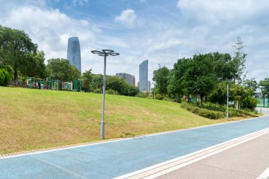 Bahar Parkı ve modern şehir