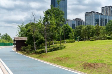 Bahar Parkı ve modern şehir
