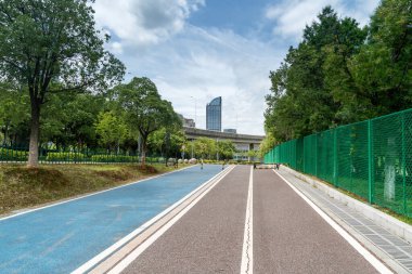 Modern şehirde yürüyüş yolu