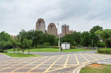 Şehirdeki boş şehir yolu ve binalar