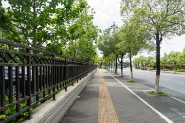 Modern şehirde yürüyüş yolu