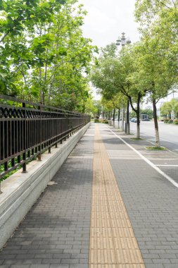 Modern şehirde yürüyüş yolu