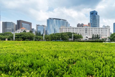 Şangay 'da modern bina geçmişi olan şehir parkı.