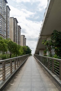 Modern şehirde yürüyüş yolu