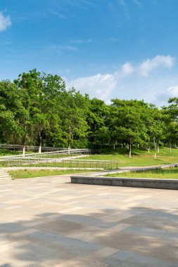 Bahar Parkı ve modern şehir