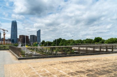 Şehrin kare platformu ve panoramik manzarası