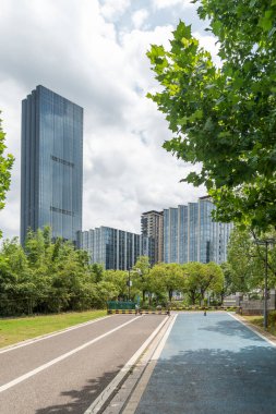 Modern şehirde yürüyüş yolu