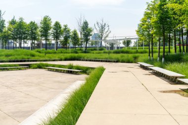 Bahar Parkı ve modern şehir