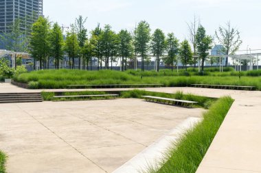 Bahar Parkı ve modern şehir