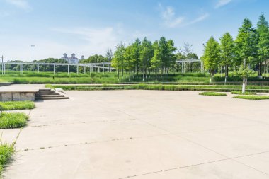 Bahar Parkı ve modern şehir