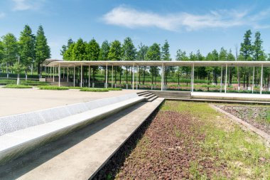 Bahar Parkı ve modern şehir