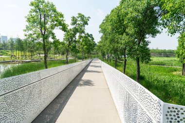 Bahar Parkı ve modern şehir