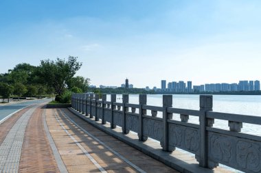 Bahar Parkı ve modern şehir