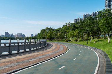 Bahar Parkı ve modern şehir