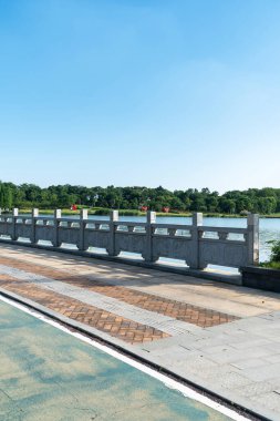 Park nehrinin yanındaki taş çit.