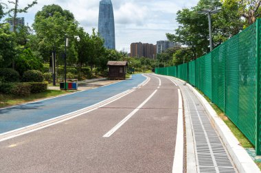 Modern şehirde yürüyüş yolu