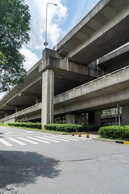 Şehirdeki üst geçidin altında beton yapı ve asfalt yol alanı