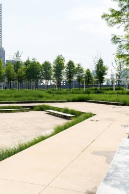 Bahar Parkı ve modern şehir