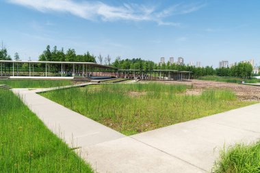 Bahar Parkı ve modern şehir