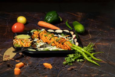 Paneer tikka, soslu ve sebzeli bir Hint yemeğidir.