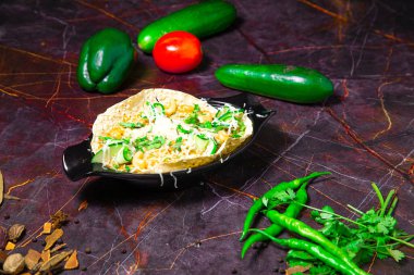 Başlangıç olarak Masala Papad olarak bilinen Hint Yemeği, üzerine soğan, domates, yeşil biber, taze kişniş vb.