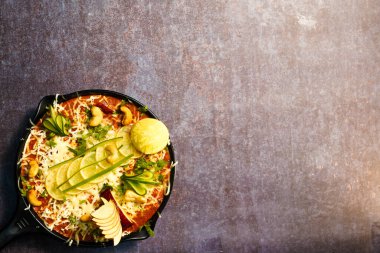 Hint kaju masalası tavada servis edilir. seçici odak 