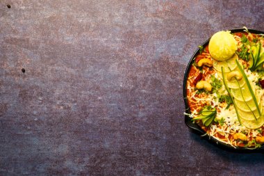 Hint kaju masalası tavada servis edilir. seçici odak 