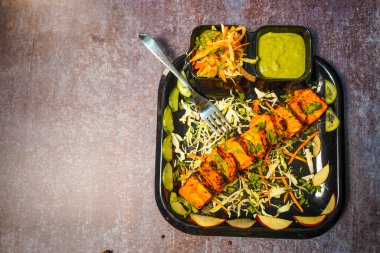 Paneer tikka, soslu ve sebzeli bir Hint yemeğidir.