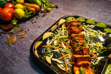 Paneer tikka, soslu ve sebzeli bir Hint yemeğidir.