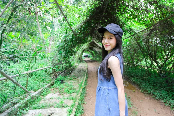 Όμορφη Ασιατική Νεαρή Γυναίκα Αγρότης Χαμογελώντας Στο Φυτώριο Κήπο Του — Φωτογραφία Αρχείου