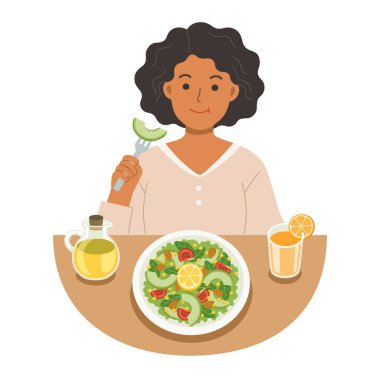 Sağlıklı bir yaşam tarzıyla gülümseyen bir kadın taze bir tabak salata yiyor. Ömür boyu diyet yemeği. Faydalı sağlıklı yiyecekler. Sağlıklı ve vejetaryen gıda konsepti.