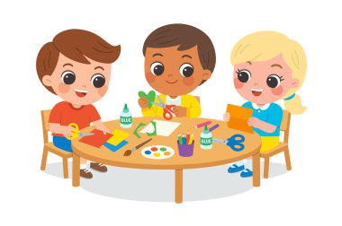 Okul öncesi çocuklar birlikte yaratıcı sanat aktiviteleri yapıyorlar. Yapıştırıcı ve makasla kağıt işi yapan çocuklar. Renkli Kâğıt ve Malzemeleri Olan Çocuklar için Sanat Sınıfı.