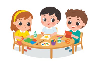 Okul öncesi çocuklar birlikte yaratıcı sanat aktiviteleri yapıyorlar. Yapıştırıcı ve makasla kağıt işi yapan çocuklar. Renkli Kâğıt ve Malzemeleri Olan Çocuklar için Sanat Sınıfı.