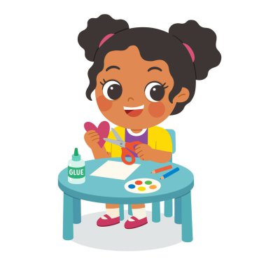 Makas ve yapıştırıcıyla kağıt yapan çocuk. Sanat sınıfı etkinliğinde kağıt kesen çocuk kalbi. Anaokulu çocuğu masadaki sanattan ve el sanatlarından zevk alıyor. Çocuklar Yaratıcılık, Eğitim Konsepti.