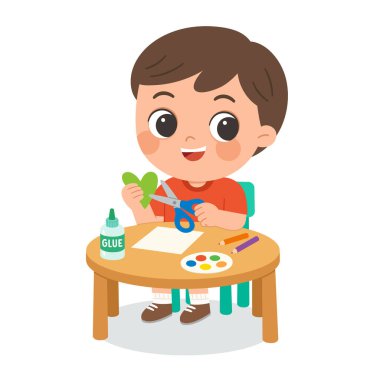 Makas ve yapıştırıcıyla kağıt yapan çocuk. Sanat sınıfı etkinliğinde kağıt kesen çocuk kalbi. Anaokulu çocuğu masadaki sanattan ve el sanatlarından zevk alıyor. Çocuklar Yaratıcılık, Eğitim Konsepti.