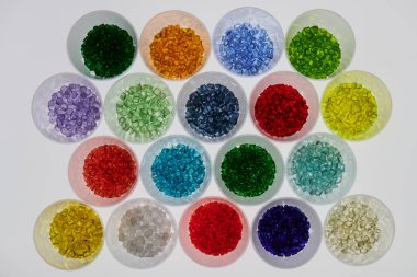 Laboratuvarda cam test tüplerinde renkli plastik reçineler.