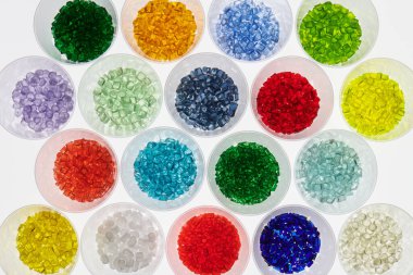 Laboratuvarda cam test tüplerinde renkli plastik reçineler.