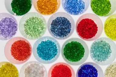 Farklı renkte plastik reçine granülasyonları 
