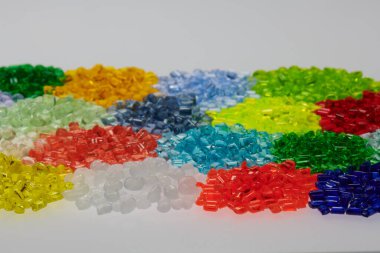 Birkaç farklı şeffaf renkli plastik reçine.