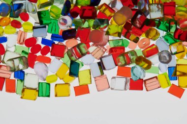Birkaç farklı şeffaf renkli plastik reçine.