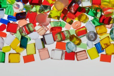 Farklı renkte plastik reçine granülasyonları 