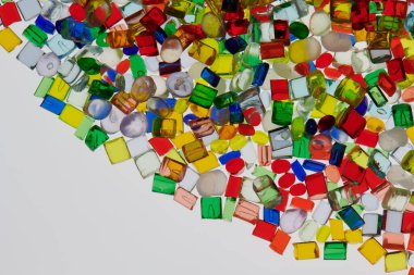 Farklı renkte plastik reçine granülasyonları 