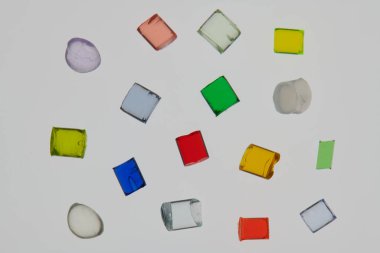 Birkaç farklı şeffaf renkli plastik reçine.