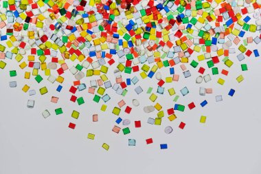 Birkaç farklı şeffaf renkli plastik reçine.