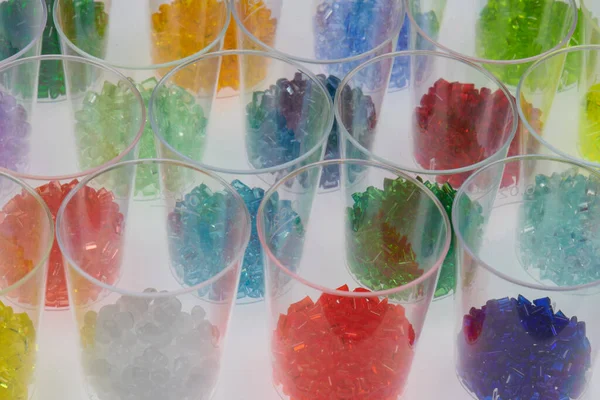 实验室玻璃试管中的彩色塑料树脂 — 图库照片