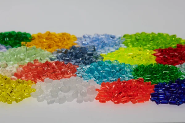 いくつかの異なる透明色のプラスチックポリマー樹脂 — ストック写真