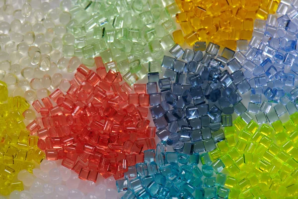 いくつかの異なる透明色のプラスチックポリマー樹脂 — ストック写真