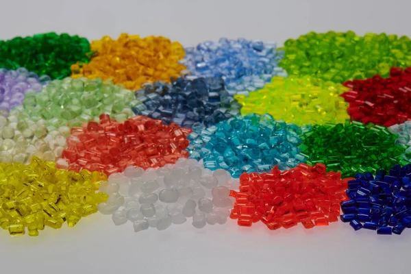 不同颜色的塑料树脂颗粒的变化 图库图片