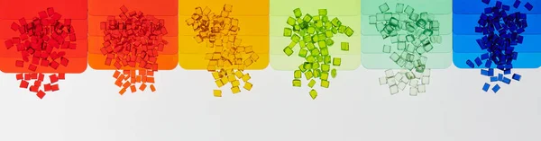 多色透明プラスチック樹脂グラニュー糖とカラーサンプルプレート — ストック写真